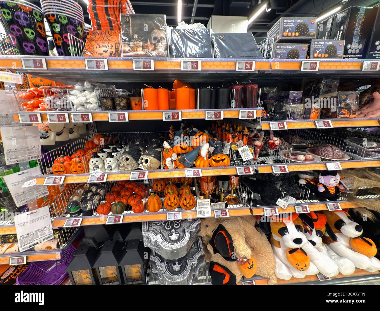 Gruselige Halloween-Dekor und Partyzubehör im Einzelhandel. Kopenhagen, Dänemark - 16. Oktober 2025 Stockfoto