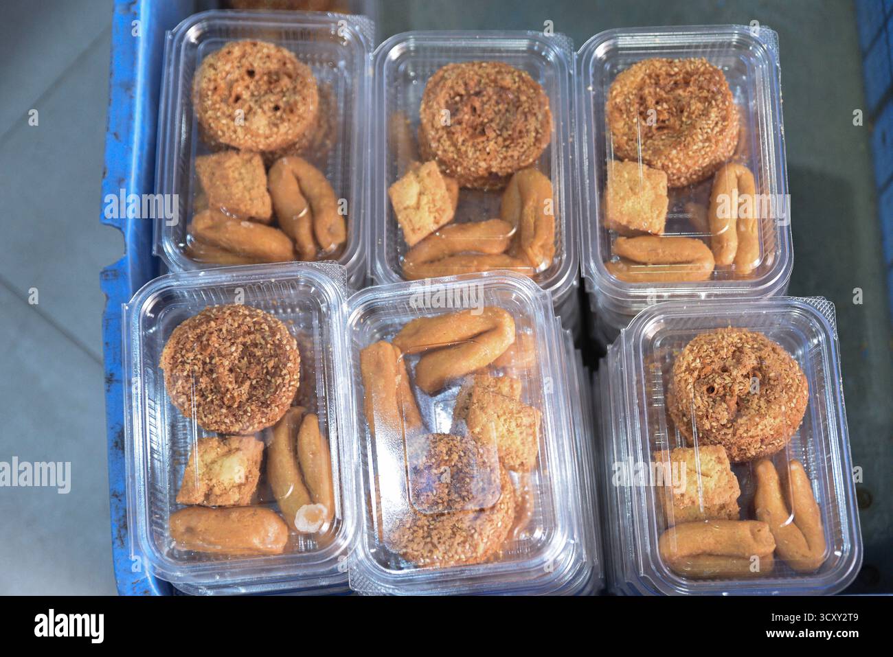 Kathmandu, Nepal. Oktober 2025. Konditoreien bereiten traditionelle Süßigkeiten vor dem fünftägigen Tihar-Festival in einer Fabrik am Donnerstag, den 16. Oktober 2025, zu, da die Nachfrage nach festlichen Leckereien in der ganzen Stadt steigt. Foto: Safal Prakash Shrestha Stockfoto