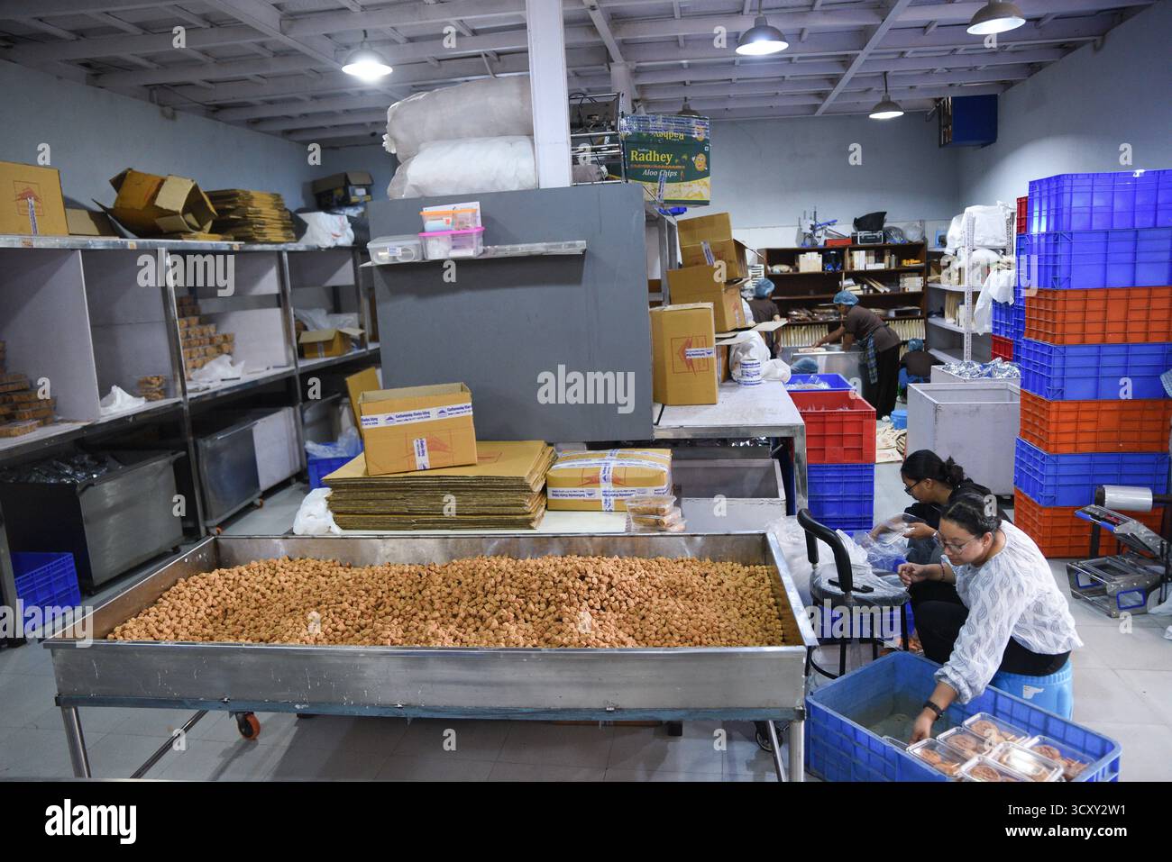 Kathmandu, Nepal. Oktober 2025. Konditoreien bereiten traditionelle Süßigkeiten vor dem fünftägigen Tihar-Festival in einer Fabrik am Donnerstag, den 16. Oktober 2025, zu, da die Nachfrage nach festlichen Leckereien in der ganzen Stadt steigt. Foto: Safal Prakash Shrestha Stockfoto