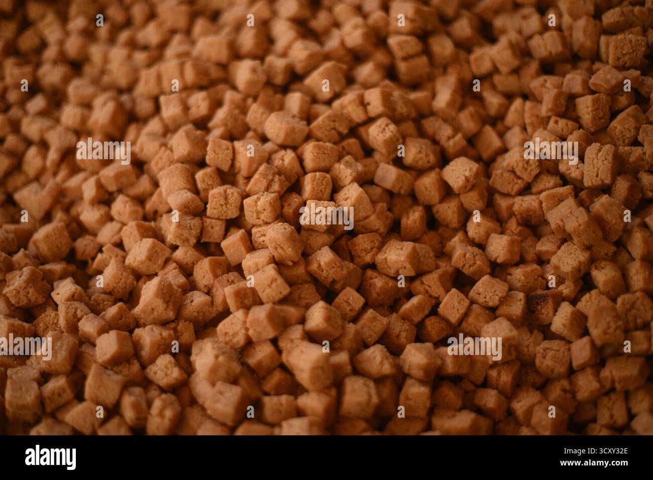 Kathmandu, Nepal. Oktober 2025. Konditoreien bereiten traditionelle Süßigkeiten vor dem fünftägigen Tihar-Festival in einer Fabrik am Donnerstag, den 16. Oktober 2025, zu, da die Nachfrage nach festlichen Leckereien in der ganzen Stadt steigt. Foto: Safal Prakash Shrestha Stockfoto