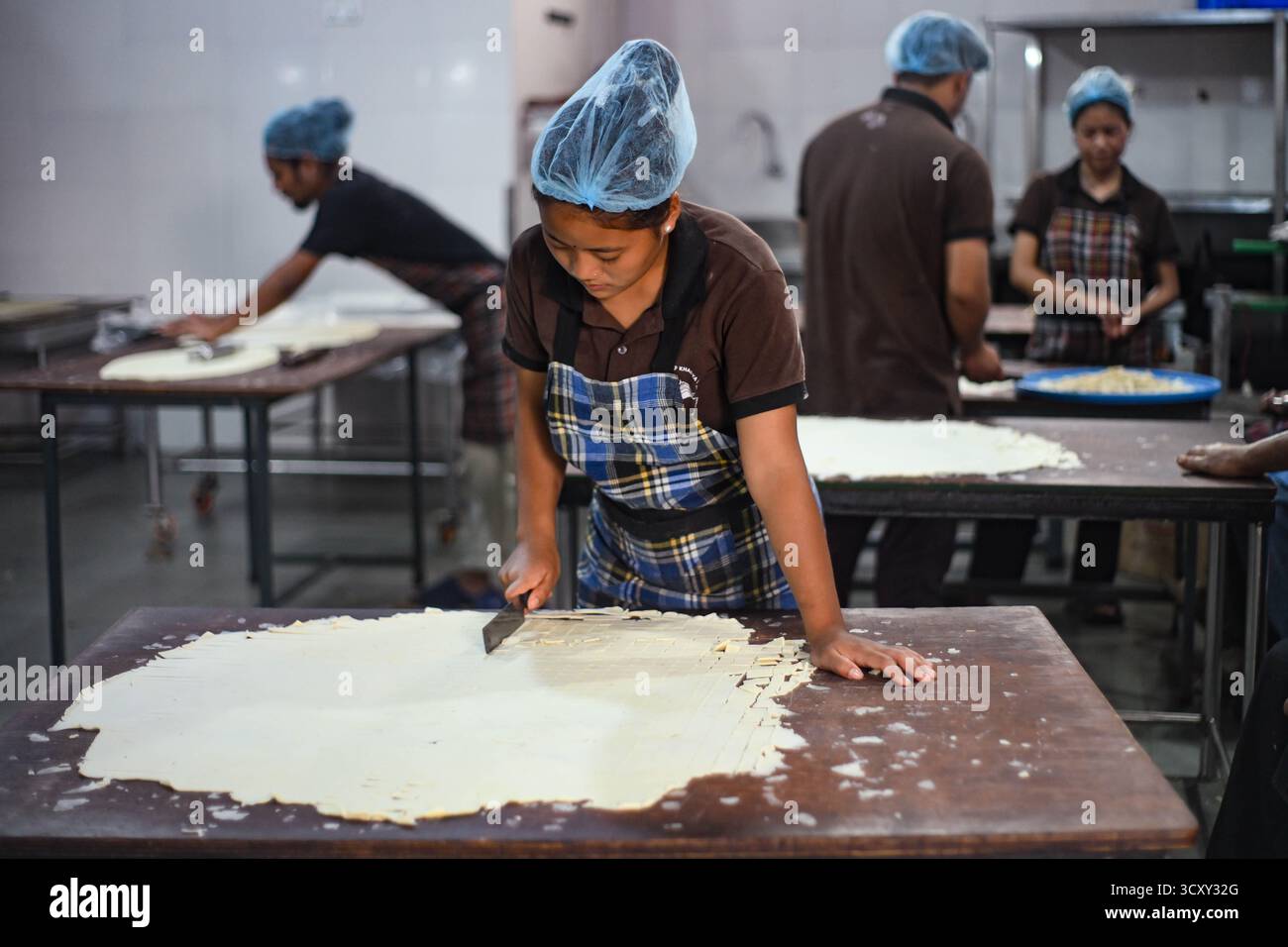 Kathmandu, Nepal. Oktober 2025. Konditoreien bereiten traditionelle Süßigkeiten vor dem fünftägigen Tihar-Festival in einer Fabrik am Donnerstag, den 16. Oktober 2025, zu, da die Nachfrage nach festlichen Leckereien in der ganzen Stadt steigt. Foto: Safal Prakash Shrestha Stockfoto