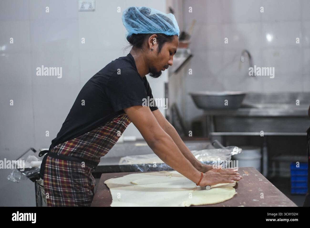Kathmandu, Nepal. Oktober 2025. Konditoreien bereiten traditionelle Süßigkeiten vor dem fünftägigen Tihar-Festival in einer Fabrik am Donnerstag, den 16. Oktober 2025, zu, da die Nachfrage nach festlichen Leckereien in der ganzen Stadt steigt. Foto: Safal Prakash Shrestha Stockfoto