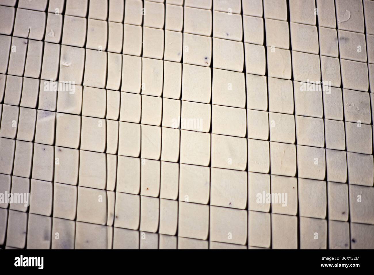 Kathmandu, Nepal. Oktober 2025. Konditoreien bereiten traditionelle Süßigkeiten vor dem fünftägigen Tihar-Festival in einer Fabrik am Donnerstag, den 16. Oktober 2025, zu, da die Nachfrage nach festlichen Leckereien in der ganzen Stadt steigt. Foto: Safal Prakash Shrestha Stockfoto