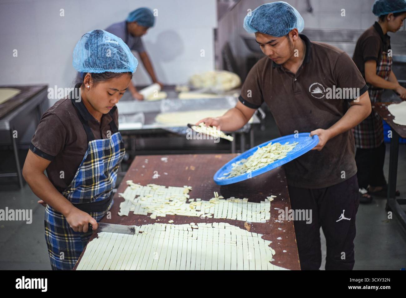 Kathmandu, Nepal. Oktober 2025. Konditoreien bereiten traditionelle Süßigkeiten vor dem fünftägigen Tihar-Festival in einer Fabrik am Donnerstag, den 16. Oktober 2025, zu, da die Nachfrage nach festlichen Leckereien in der ganzen Stadt steigt. Foto: Safal Prakash Shrestha Stockfoto
