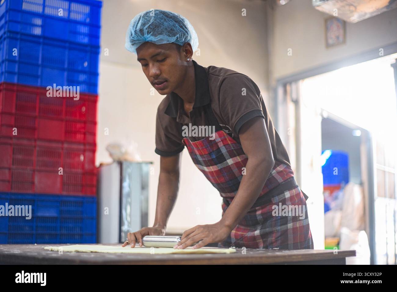 Kathmandu, Nepal. Oktober 2025. Konditoreien bereiten traditionelle Süßigkeiten vor dem fünftägigen Tihar-Festival in einer Fabrik am Donnerstag, den 16. Oktober 2025, zu, da die Nachfrage nach festlichen Leckereien in der ganzen Stadt steigt. Foto: Safal Prakash Shrestha Stockfoto