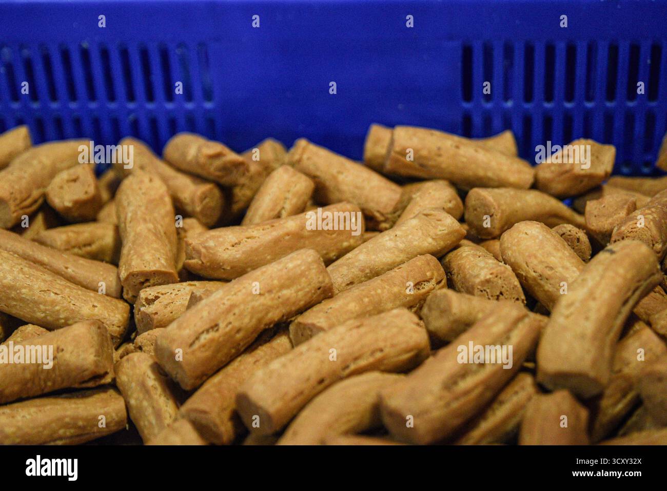 Kathmandu, Nepal. Oktober 2025. Konditoreien bereiten traditionelle Süßigkeiten vor dem fünftägigen Tihar-Festival in einer Fabrik am Donnerstag, den 16. Oktober 2025, zu, da die Nachfrage nach festlichen Leckereien in der ganzen Stadt steigt. Foto: Safal Prakash Shrestha Stockfoto