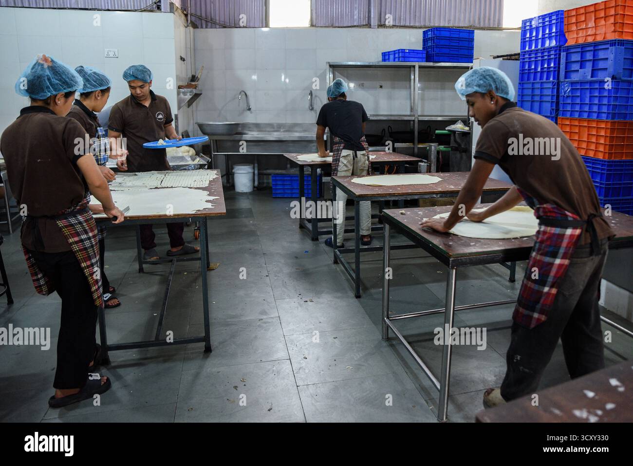 Kathmandu, Nepal. Oktober 2025. Konditoreien bereiten traditionelle Süßigkeiten vor dem fünftägigen Tihar-Festival in einer Fabrik am Donnerstag, den 16. Oktober 2025, zu, da die Nachfrage nach festlichen Leckereien in der ganzen Stadt steigt. Foto: Safal Prakash Shrestha Stockfoto