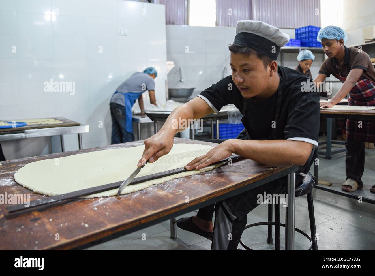 Kathmandu, Nepal. Oktober 2025. Konditoreien bereiten traditionelle Süßigkeiten vor dem fünftägigen Tihar-Festival in einer Fabrik am Donnerstag, den 16. Oktober 2025, zu, da die Nachfrage nach festlichen Leckereien in der ganzen Stadt steigt. Foto: Safal Prakash Shrestha Stockfoto