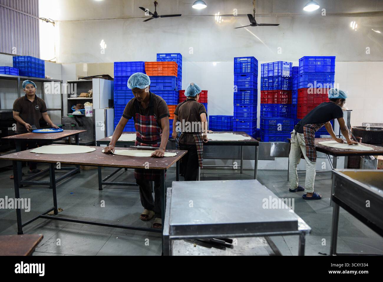 Kathmandu, Nepal. Oktober 2025. Konditoreien bereiten traditionelle Süßigkeiten vor dem fünftägigen Tihar-Festival in einer Fabrik am Donnerstag, den 16. Oktober 2025, zu, da die Nachfrage nach festlichen Leckereien in der ganzen Stadt steigt. Foto: Safal Prakash Shrestha Stockfoto