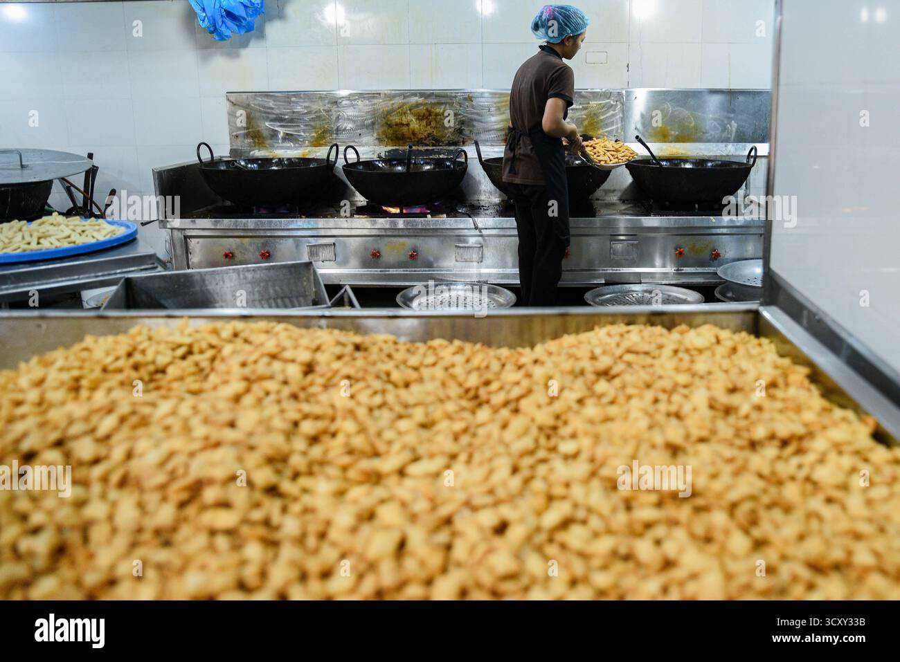 Kathmandu, Nepal. Oktober 2025. Konditoreien bereiten traditionelle Süßigkeiten vor dem fünftägigen Tihar-Festival in einer Fabrik am Donnerstag, den 16. Oktober 2025, zu, da die Nachfrage nach festlichen Leckereien in der ganzen Stadt steigt. Foto: Safal Prakash Shrestha Stockfoto