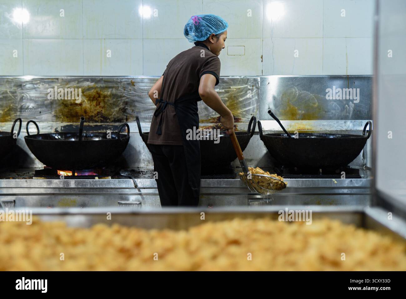 Kathmandu, Nepal. Oktober 2025. Konditoreien bereiten traditionelle Süßigkeiten vor dem fünftägigen Tihar-Festival in einer Fabrik am Donnerstag, den 16. Oktober 2025, zu, da die Nachfrage nach festlichen Leckereien in der ganzen Stadt steigt. Foto: Safal Prakash Shrestha Stockfoto