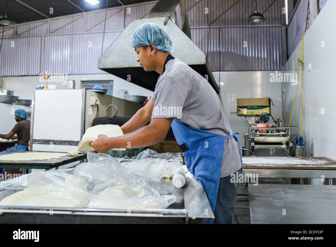 Kathmandu, Nepal. Oktober 2025. Konditoreien bereiten traditionelle Süßigkeiten vor dem fünftägigen Tihar-Festival in einer Fabrik am Donnerstag, den 16. Oktober 2025, zu, da die Nachfrage nach festlichen Leckereien in der ganzen Stadt steigt. Foto: Safal Prakash Shrestha Stockfoto