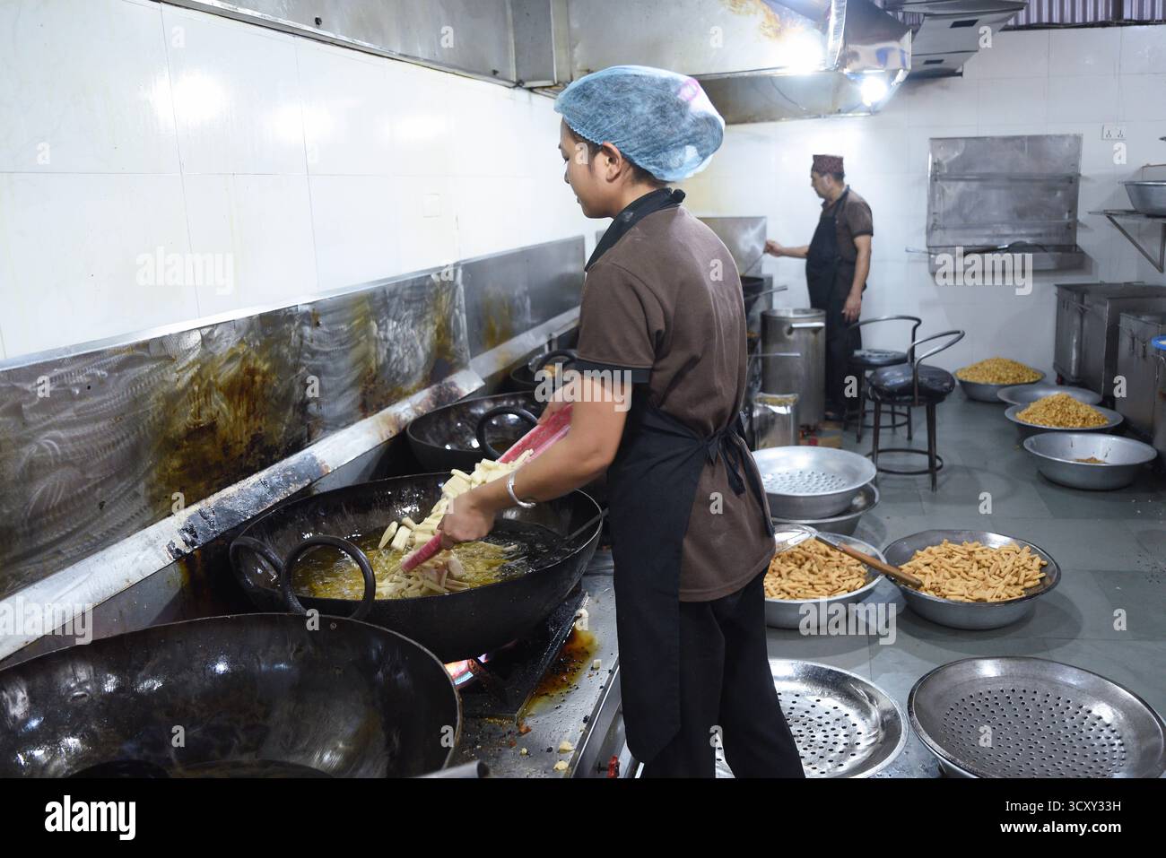 Kathmandu, Nepal. Oktober 2025. Konditoreien bereiten traditionelle Süßigkeiten vor dem fünftägigen Tihar-Festival in einer Fabrik am Donnerstag, den 16. Oktober 2025, zu, da die Nachfrage nach festlichen Leckereien in der ganzen Stadt steigt. Foto: Safal Prakash Shrestha Stockfoto