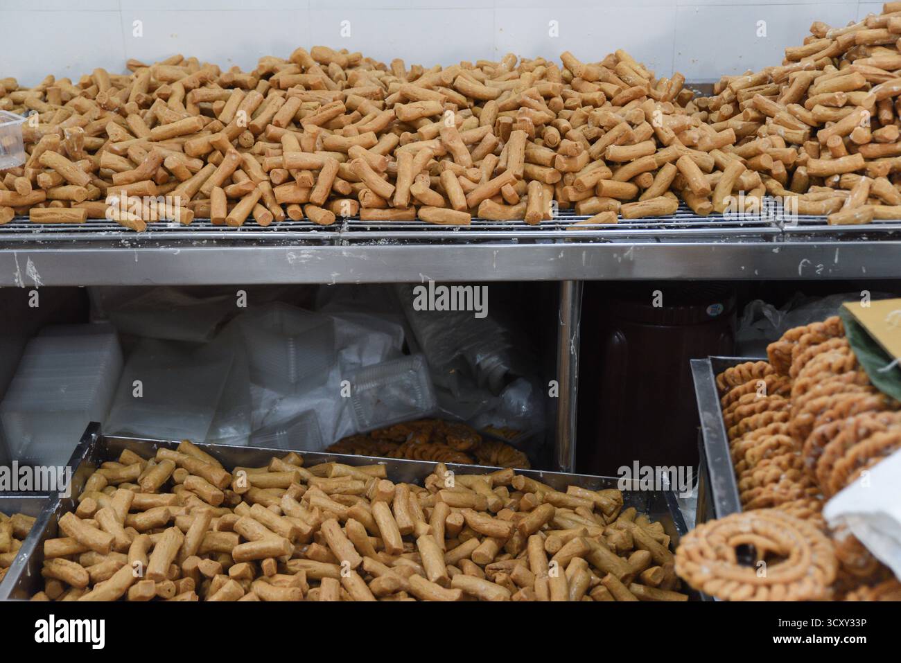 Kathmandu, Nepal. Oktober 2025. Konditoreien bereiten traditionelle Süßigkeiten vor dem fünftägigen Tihar-Festival in einer Fabrik am Donnerstag, den 16. Oktober 2025, zu, da die Nachfrage nach festlichen Leckereien in der ganzen Stadt steigt. Foto: Safal Prakash Shrestha Stockfoto