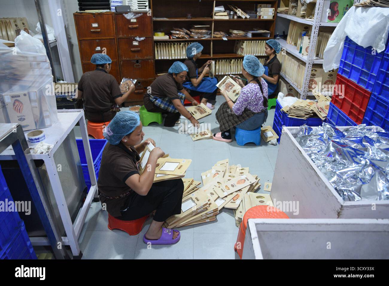 Kathmandu, Nepal. Oktober 2025. Konditoreien bereiten traditionelle Süßigkeiten vor dem fünftägigen Tihar-Festival in einer Fabrik am Donnerstag, den 16. Oktober 2025, zu, da die Nachfrage nach festlichen Leckereien in der ganzen Stadt steigt. Foto: Safal Prakash Shrestha Stockfoto