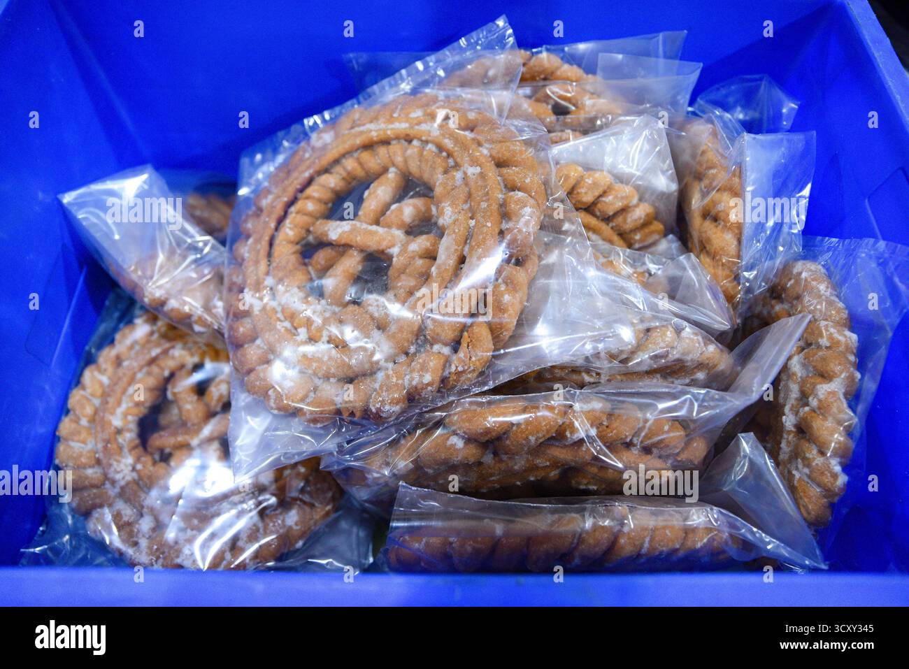 Kathmandu, Nepal. Oktober 2025. Konditoreien bereiten traditionelle Süßigkeiten vor dem fünftägigen Tihar-Festival in einer Fabrik am Donnerstag, den 16. Oktober 2025, zu, da die Nachfrage nach festlichen Leckereien in der ganzen Stadt steigt. Foto: Safal Prakash Shrestha Stockfoto