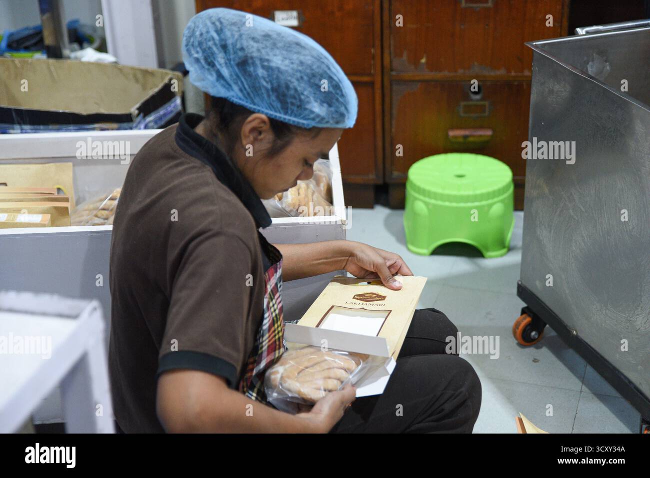 Kathmandu, Nepal. Oktober 2025. Konditoreien bereiten traditionelle Süßigkeiten vor dem fünftägigen Tihar-Festival in einer Fabrik am Donnerstag, den 16. Oktober 2025, zu, da die Nachfrage nach festlichen Leckereien in der ganzen Stadt steigt. Foto: Safal Prakash Shrestha Stockfoto