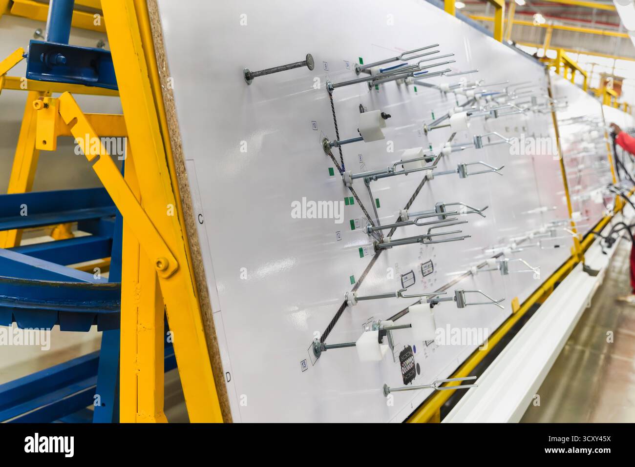 Ab Werk für elektrische Kabelbäume Kfz-, Verkabelung- und Steckverbinderkabelbäume auf der Vorlagenplatte Stockfoto