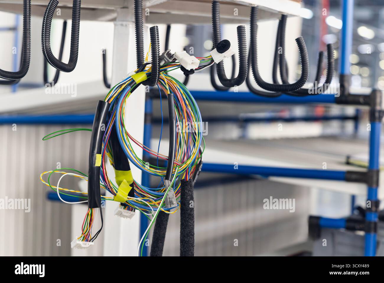 Fabrik für elektrische Kabelbäume Kfz, Verkabelung und Steckverbinder Kabelbäume hängen auf dem Regal Stockfoto