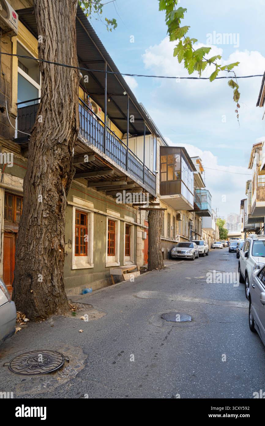 Baku, Aserbaidschan. oktober 2025. Typischer alter Holzbalkon eines Hauses im historischen Zentrum der Stadt Stockfoto