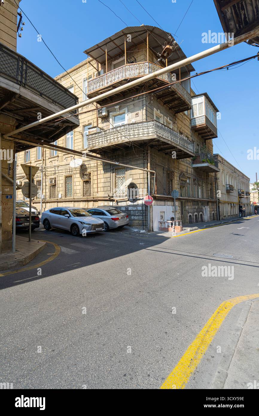 Baku, Aserbaidschan. oktober 2025. Typischer alter Holzbalkon eines Hauses im historischen Zentrum der Stadt Stockfoto