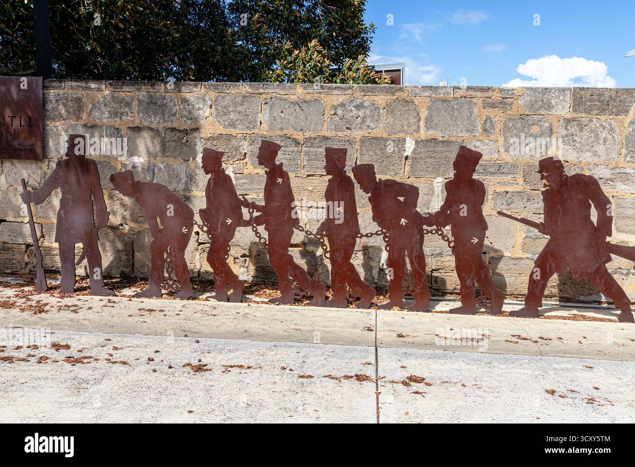 Eine Metallskulptur, die gefesselte Gefangene in das Fremantle-Gefängnis in Fremantle 6160 (Walyalup) bei Perth, Western Australia, zeigt Stockfoto