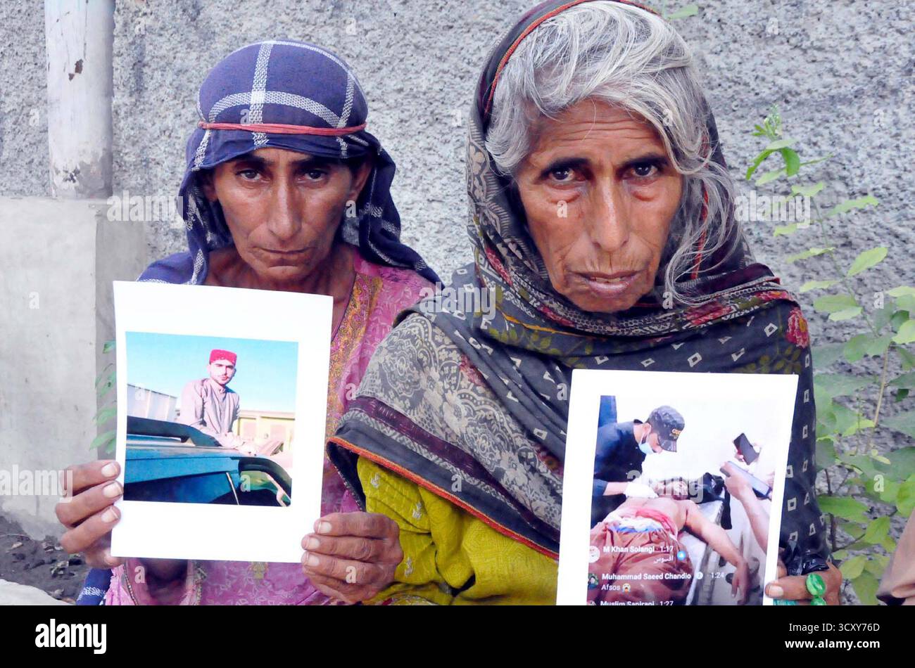 Die Bewohner von Dadu halten am Donnerstag, den 16. Oktober 2025, im Pressesaal von Hyderabad eine Protestdemonstration gegen die hohe Händigkeit einflussreicher Menschen ab. Stockfoto