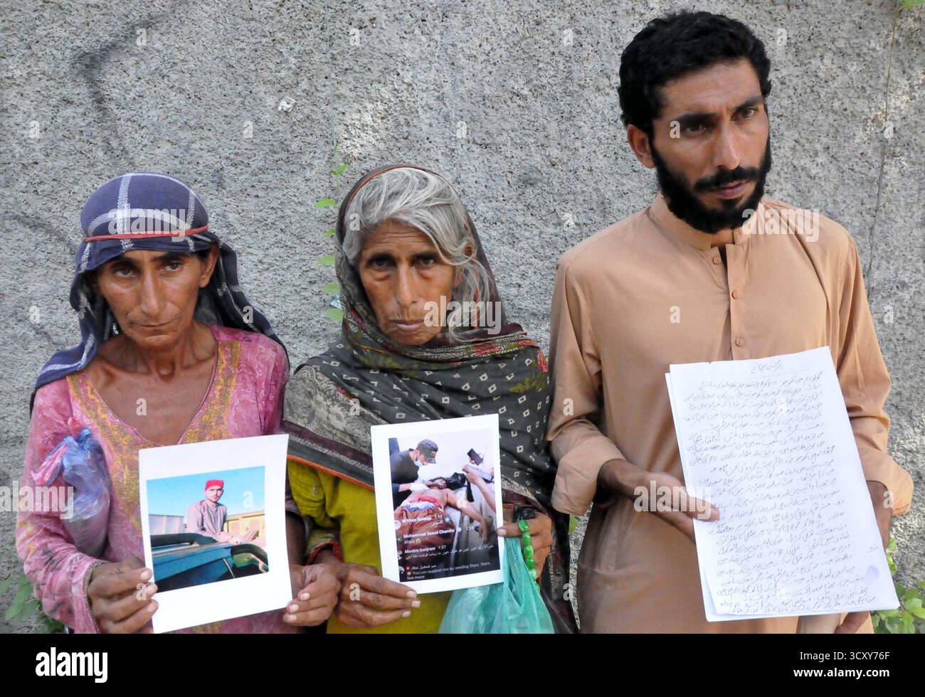 Die Bewohner von Dadu halten am Donnerstag, den 16. Oktober 2025, im Pressesaal von Hyderabad eine Protestdemonstration gegen die hohe Händigkeit einflussreicher Menschen ab. Stockfoto