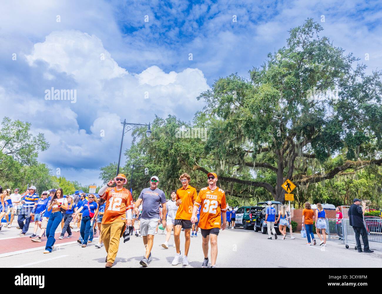 Gainesville, FL - 4. Oktober 2025: Nicht identifizierte Fans der University of Florida und Texas vor einem Spiel im Ben Hill Griffin Stadium an der University of FL Stockfoto