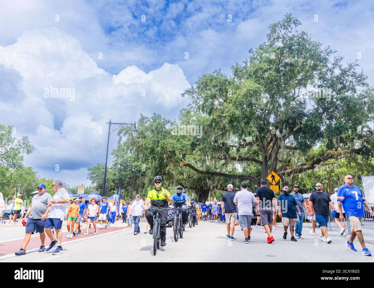 Gainesville, FL - 4. Oktober 2025: Nicht identifizierte Fans der University of Florida und Texas vor einem Spiel im Ben Hill Griffin Stadium an der University of FL Stockfoto