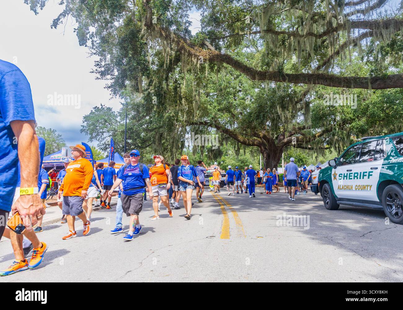 Gainesville, FL - 4. Oktober 2025: Nicht identifizierte Fans der University of Florida und Texas vor einem Spiel im Ben Hill Griffin Stadium an der University of FL Stockfoto