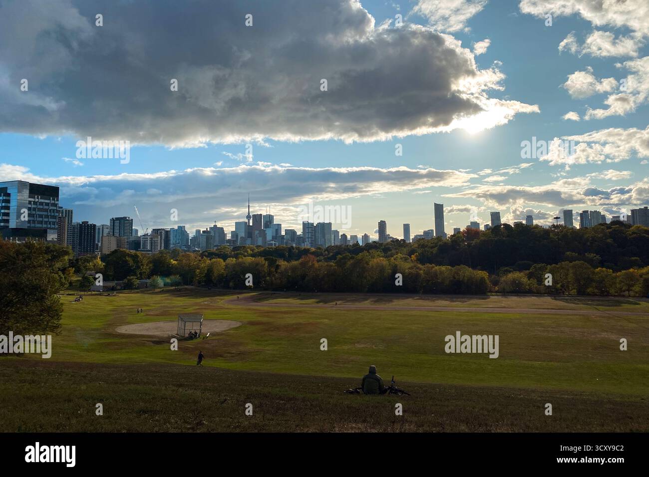 Skyline der Stadt mit Park und dramatischen Wolken Stockfoto