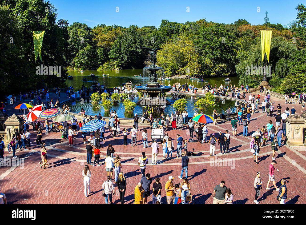 Blick aus einem Hochwinkel auf die Touristenmassen am Bethesda Fountain in Bethesda Terrace im Central Park, Manhattan, New York City, an einem Sommernachmittag Stockfoto