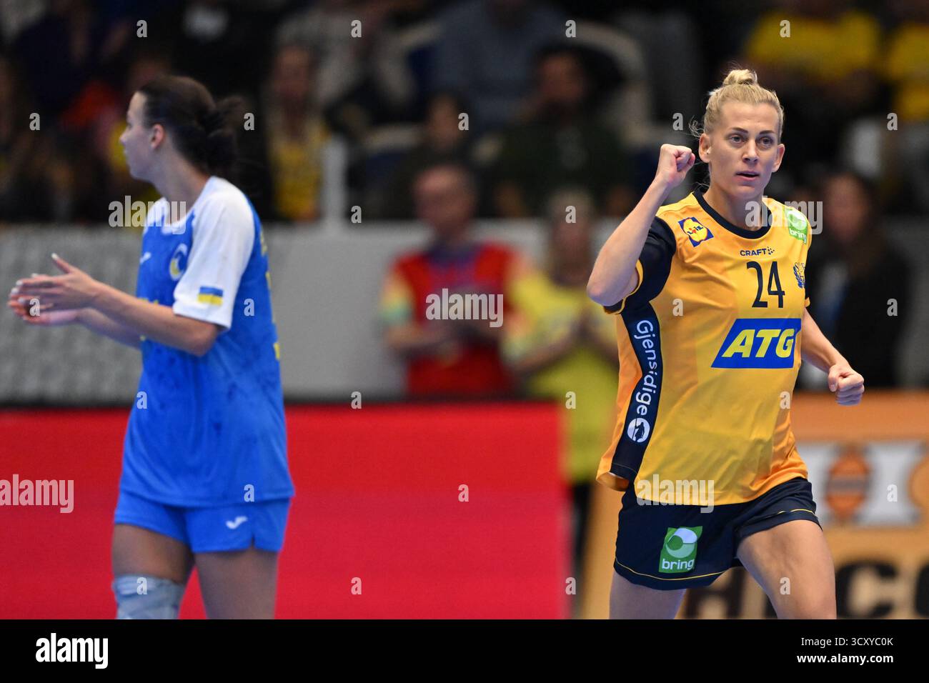 Alingsås, SCHWEDEN 20251016Schwedens Nathalie Hagman feiert, nachdem sie beim Qualifikationsspiel zur Europameisterschaft im Handball zwischen Schweden und der Ukraine in Estrad Alingsås einen Treffer erzielt hat. Foto: Björn Larsson Rosvall/TT/Code 9200 dieser Text ist automatisch übersetzt Credit: TT News Agency/Alamy Live News Stockfoto