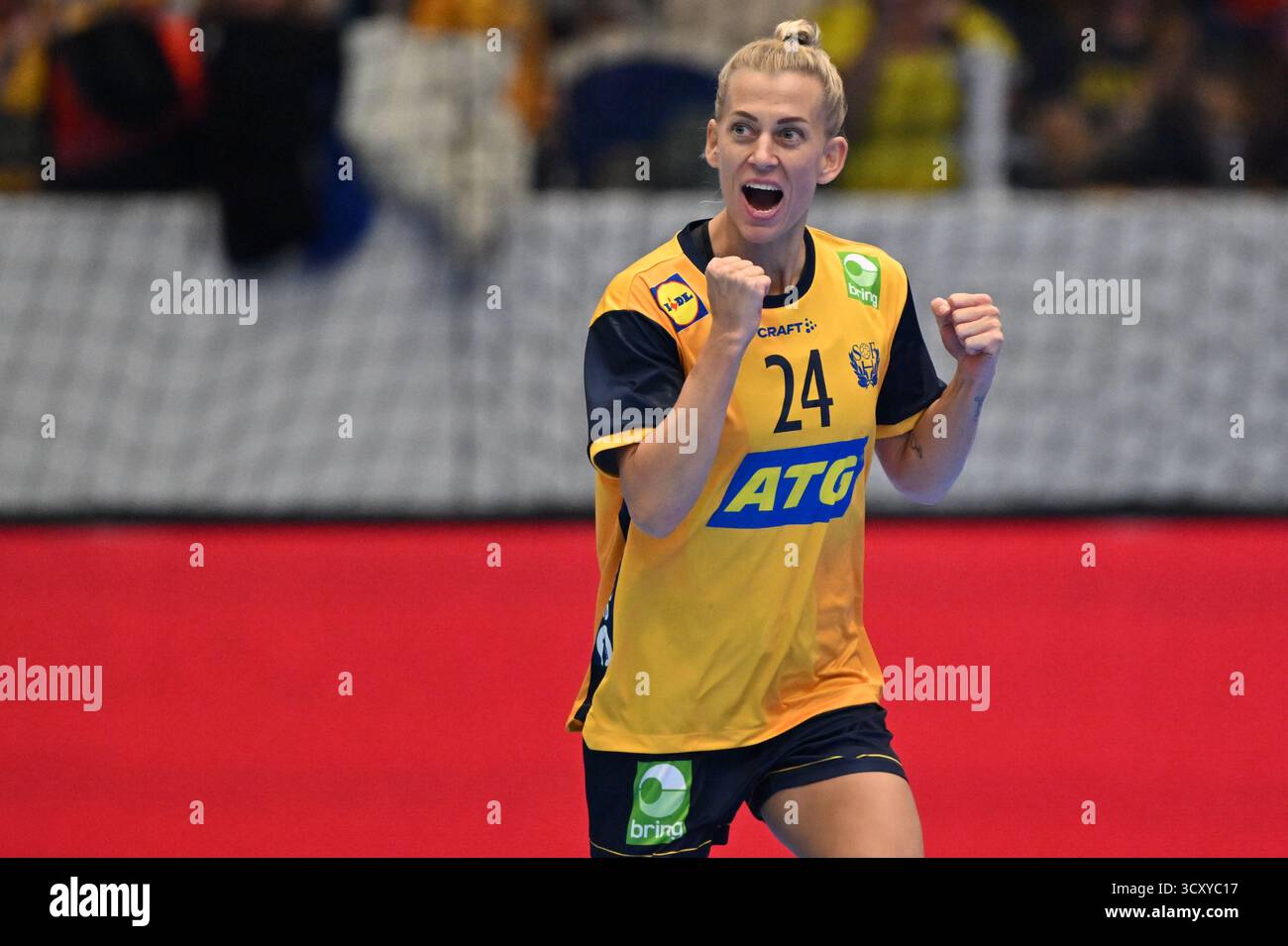 Alingsås, SCHWEDEN 20251016Schwedens Nathalie Hagman feiert, nachdem sie beim Qualifikationsspiel zur Europameisterschaft im Handball zwischen Schweden und der Ukraine in Estrad Alingsås einen Treffer erzielt hat. Foto: Björn Larsson Rosvall/TT/Code 9200 dieser Text ist automatisch übersetzt Credit: TT News Agency/Alamy Live News Stockfoto