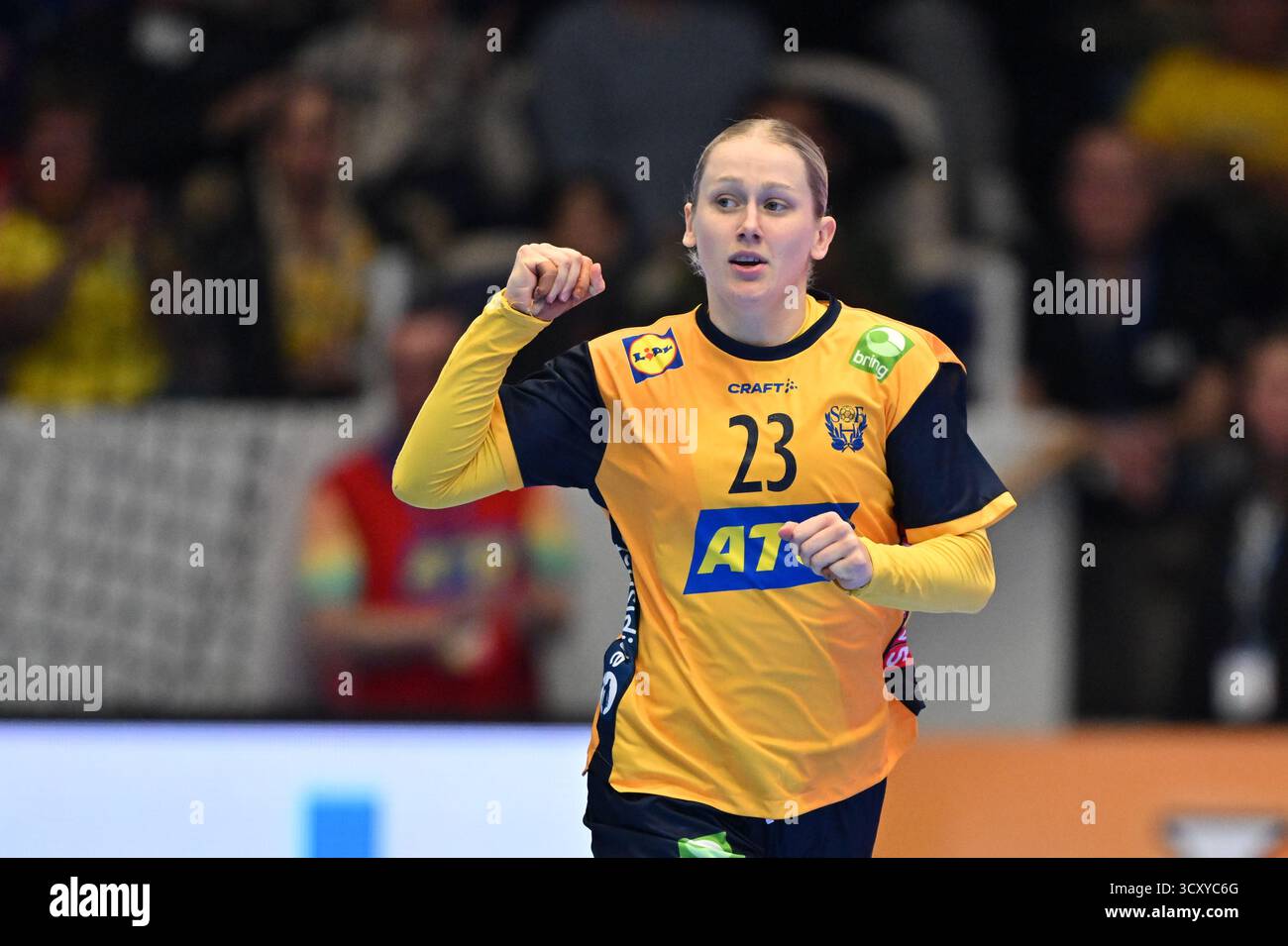 Alingsås, SCHWEDEN 20251016Schwedens Nathalie Hagman feiert, nachdem sie beim Qualifikationsspiel zur Europameisterschaft im Handball zwischen Schweden und der Ukraine in Estrad Alingsås einen Treffer erzielt hat. Foto: Björn Larsson Rosvall/TT/Code 9200 dieser Text ist automatisch übersetzt Credit: TT News Agency/Alamy Live News Stockfoto