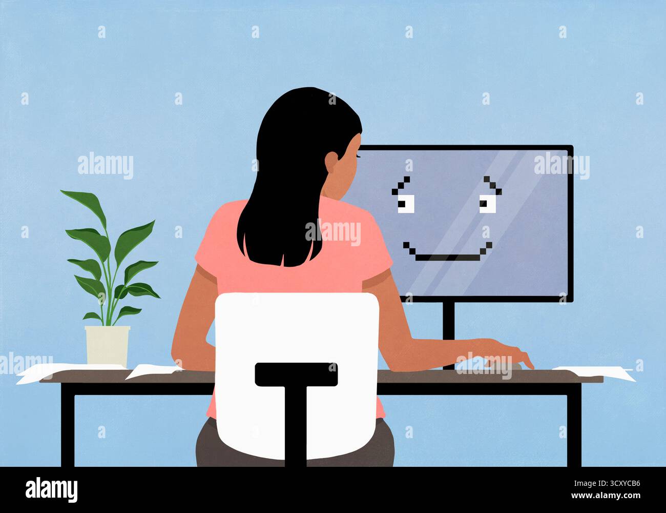 Frau, die am Computer arbeitet, mit lächelndem Gesicht auf dem Bildschirm Stockfoto