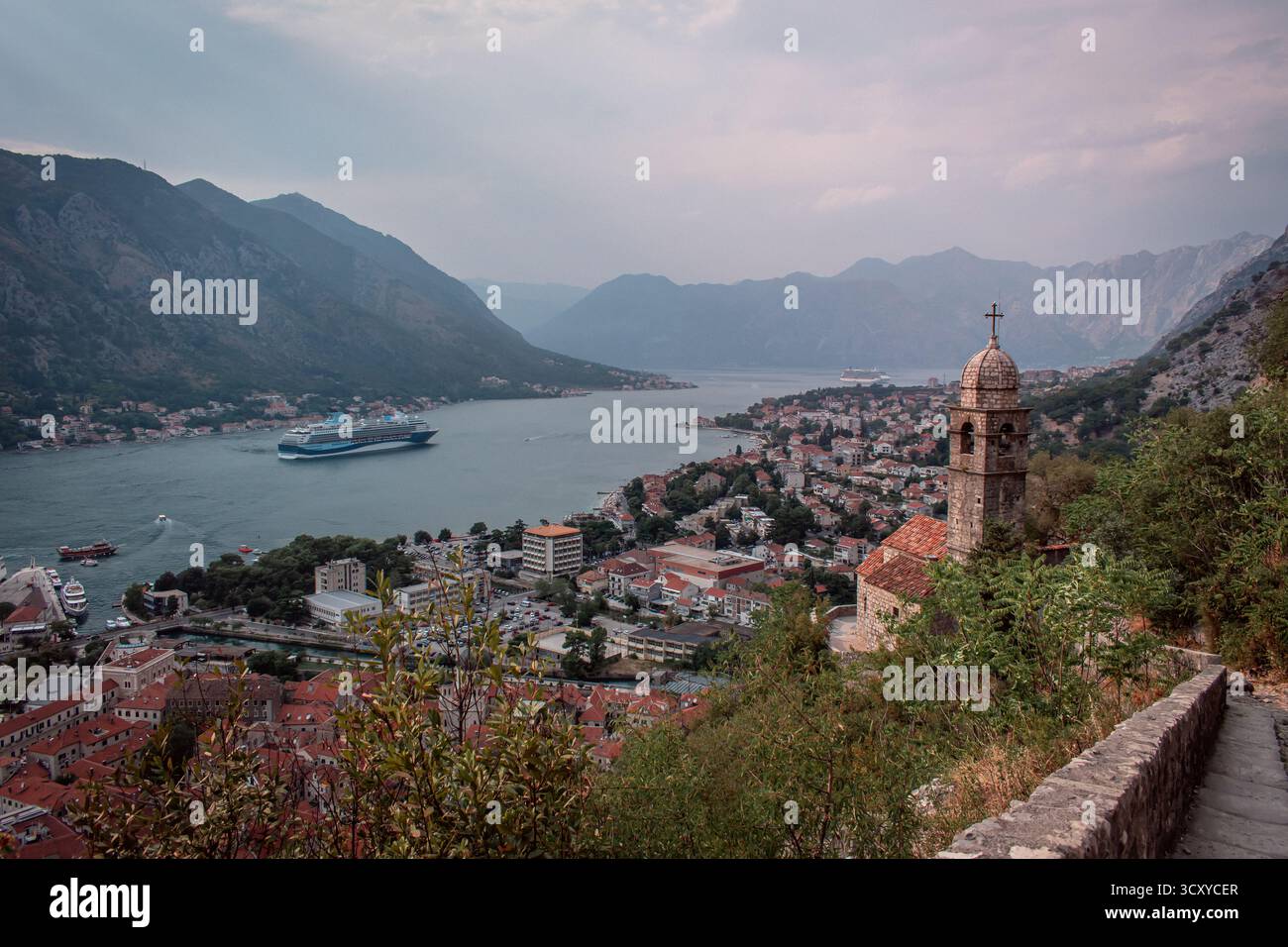 Bucht von Kotor, Montenegro. Die atemberaubende Architektur der Altstadt liegt am Ufer der Adria, eingebettet in die Berge. Stockfoto