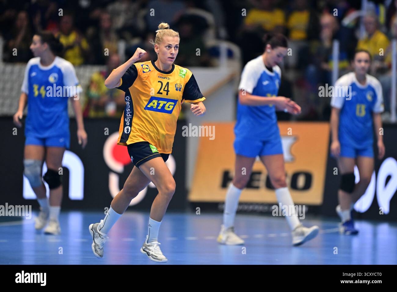 Alingsås, SCHWEDEN 20251016Schwedens Nathalie Hagman feiert, nachdem sie beim Qualifikationsspiel zur Europameisterschaft im Handball zwischen Schweden und der Ukraine in Estrad Alingsås einen Treffer erzielt hat. Foto: Björn Larsson Rosvall/TT/Code 9200 dieser Text ist automatisch übersetzt Credit: TT News Agency/Alamy Live News Stockfoto
