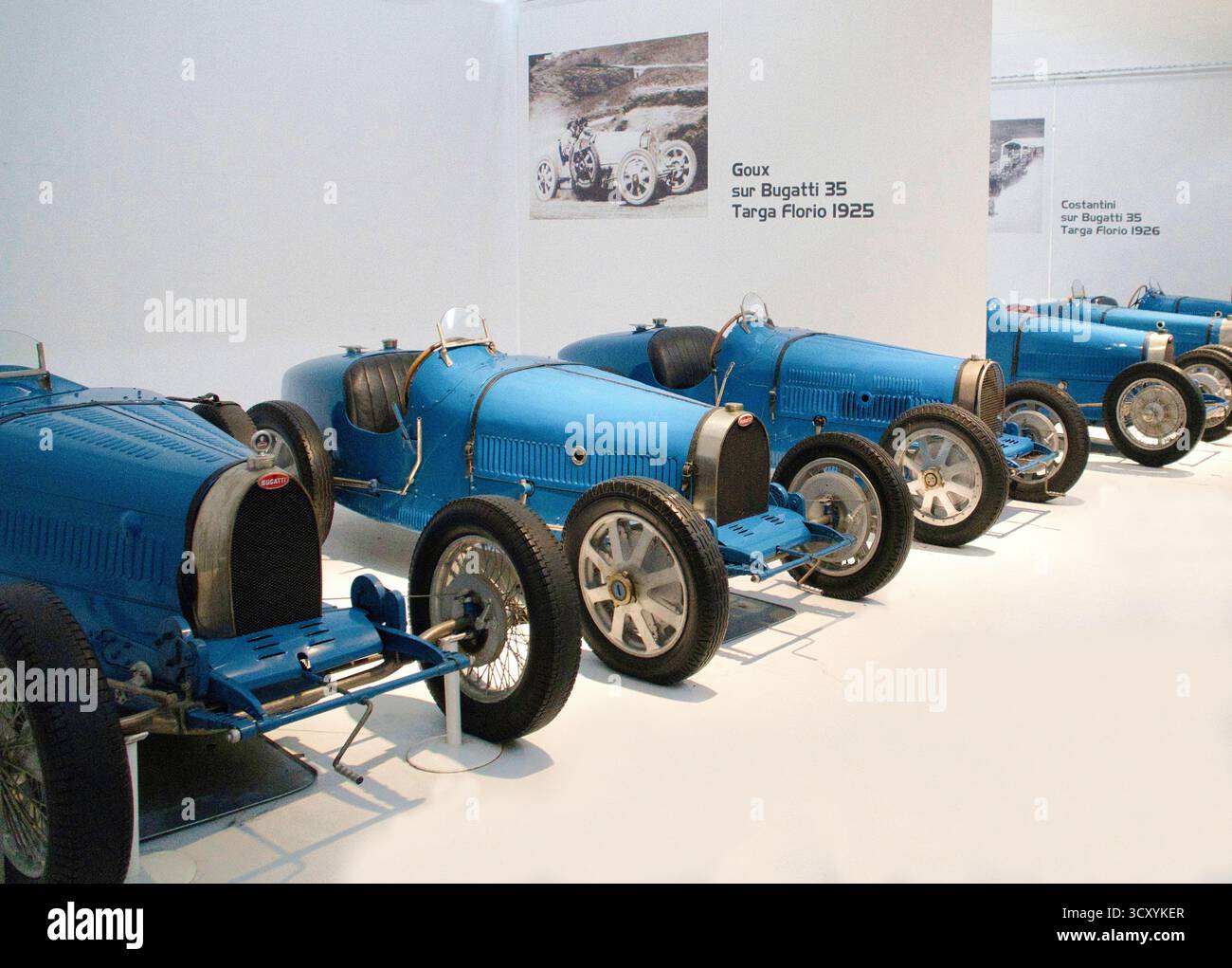 Bugatti-Rennwagen Typ 37 (links) und Typ 35 im National Automobile Museum in Mulhouse, Elsass, Frankreich Stockfoto