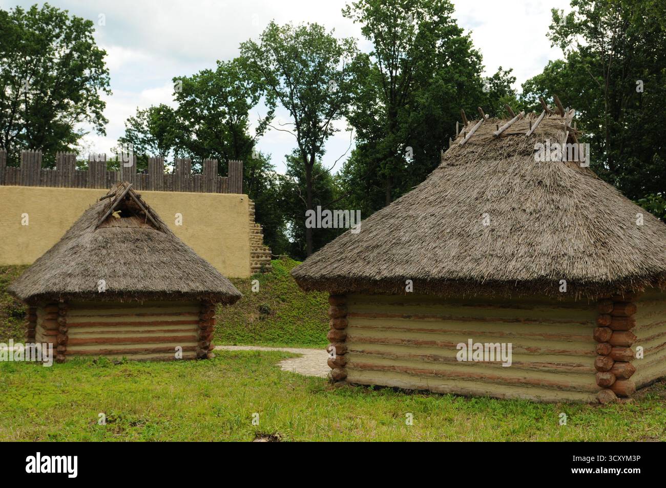 Rekonstruierte frühmittelalterliche Hütten und Verteidigungsmauer im archäologischen Freilichtmuseum Karpacka Troja in Trzcinica in der Nähe von Jasło, Subkarpaten, Polan Stockfoto
