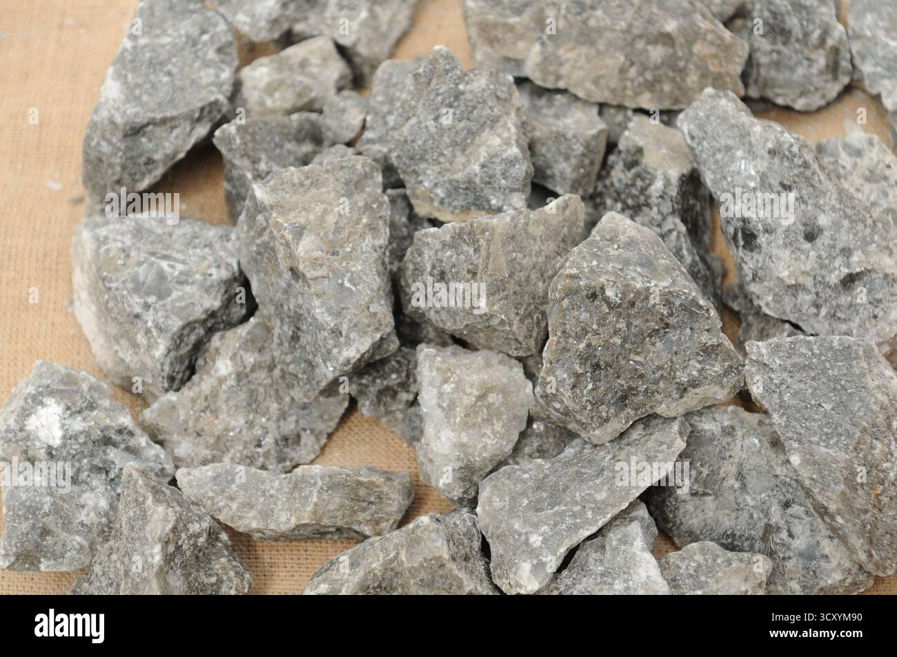 Natürliche Steinsalzstücke, die für die traditionelle Salzherstellung während eines frühmittelalterlichen Wiederbaus in Trzcinica, Subkarpaten, Polen, verwendet wurden. Stockfoto