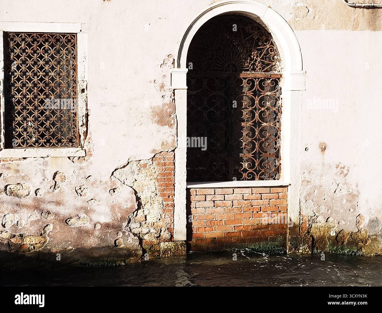 Eine Tür ummauert Aktualisierung des Meeresspiegelanstiegs in Venedig, Italien! Stockfoto