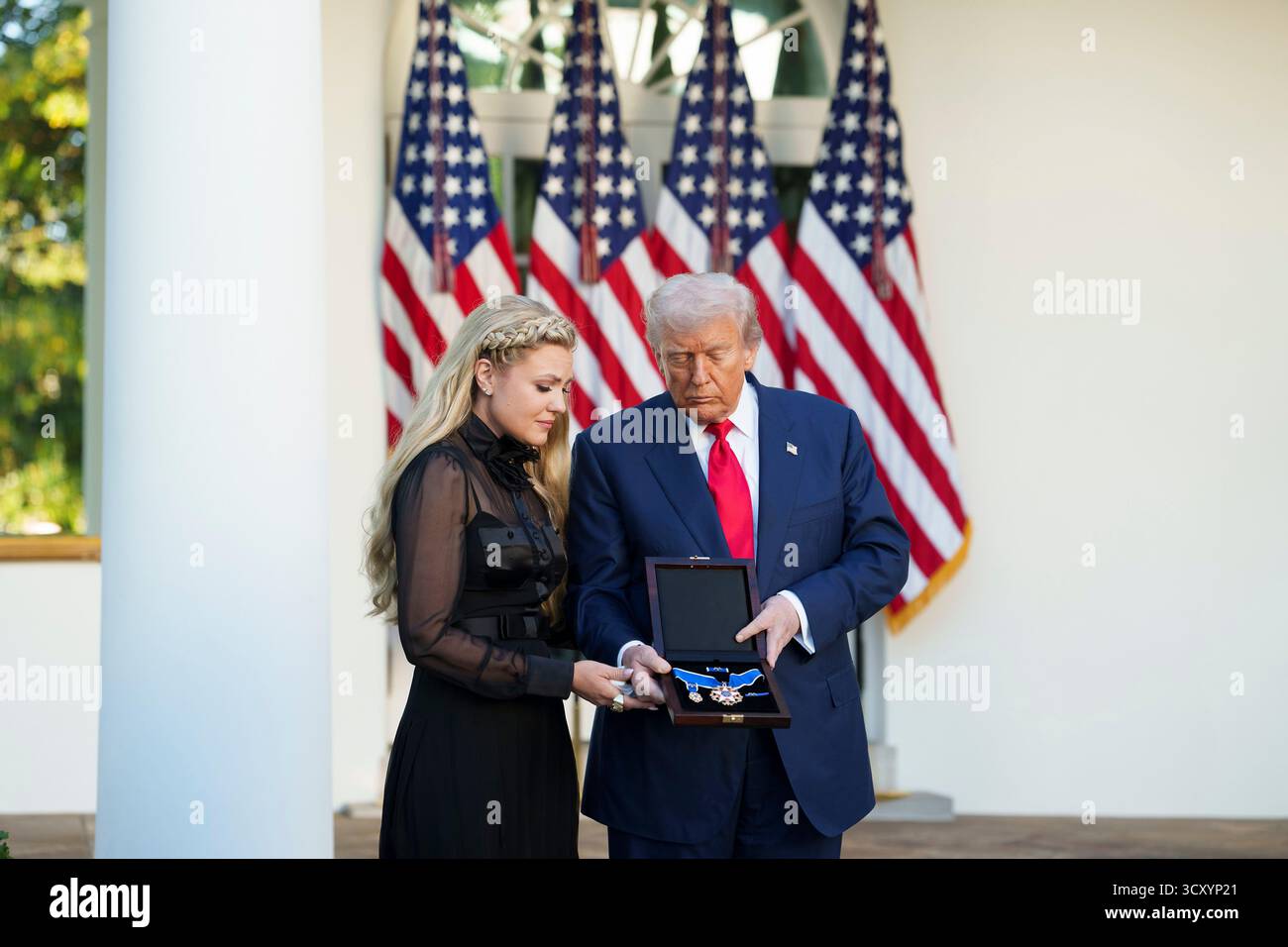 Washington, Usa. 14. Oktober 2025. US-Präsident Donald Trump überreicht Erika Kirk posthum die Presidential Medal of Freedom im Namen ihres ermordeten Ehemanns Charlie Kirk im Rose Garden of the White House, 14. Oktober 2025 in Washington, D.C. Credit: Daniel Torok/White House Photo/Alamy Live News Stockfoto