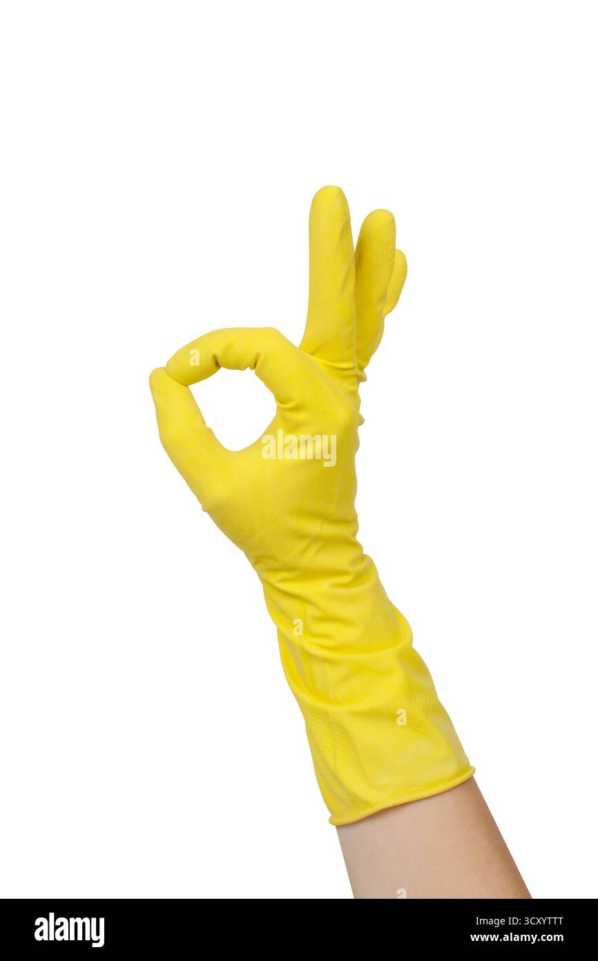 Handtragender gelber Gummihandschuh zeigt OK-Schild isoliert auf weißem Hintergrund, Schnittpfad enthalten Stockfoto