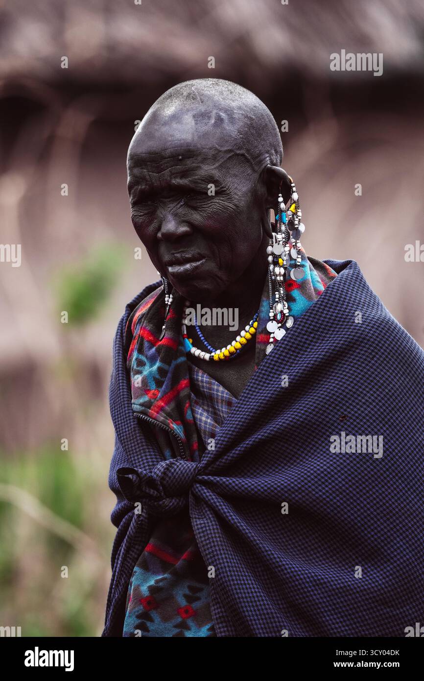 Redaktionelle Bilder der Maasai in Tansania, die das tägliche Leben, die Traditionen und die Dorfszenen zeigen, die ihr reiches kulturelles Erbe feiern. Stockfoto
