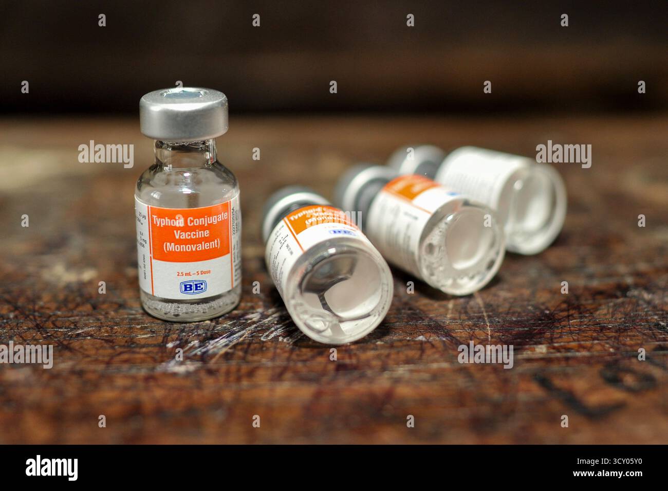 Chattogram, Bangladesch. Oktober 2025. Typhus-Impfstofffläschchen werden in der Rahmania Secondary School im Gebiet von Hamzar Bagh gesehen. Zum ersten Mal hat die Regierung von Bangladesch ein nationales Typhus-Impfprogramm gestartet. Die Kampagne zielt darauf ab, rund 49 Millionen Kinder und Jugendliche zwischen 9 Monaten und 15 Jahren kostenlos gegen Typhus zu impfen. Am 16. Oktober 2025 in Chittagong, Bangladesch. (Foto: MD Rafayat Haque Khan/Eyepix Group) Credit: Eyepix Group/Alamy Live News Stockfoto