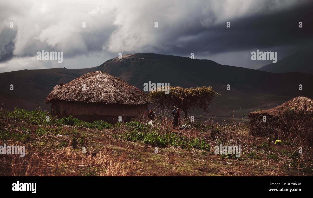 Redaktionelle Bilder der Maasai in Tansania, die das tägliche Leben, die Traditionen und die Dorfszenen zeigen, die ihr reiches kulturelles Erbe feiern. Stockfoto