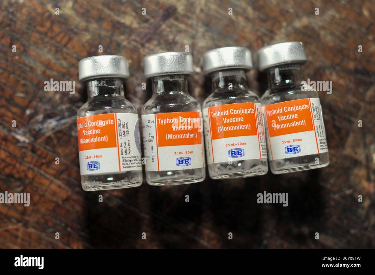 Typhus-Impfstofffläschchen werden in der Rahmania Secondary School im Gebiet von Hamzar Bagh gesehen. Zum ersten Mal hat die Regierung von Bangladesch ein nationales Typhus-Impfprogramm gestartet. Die Kampagne zielt darauf ab, rund 49 Millionen Kinder und Jugendliche zwischen 9 Monaten und 15 Jahren kostenlos gegen Typhus zu impfen. Am 16. Oktober 2025 in Chittagong, Bangladesch. (Kreditbild: © MD Rafayat Haque Khan/OKULARIS via ZUMA Press Wire) NUR REDAKTIONELLE VERWENDUNG! Nicht für kommerzielle ZWECKE! Stockfoto
