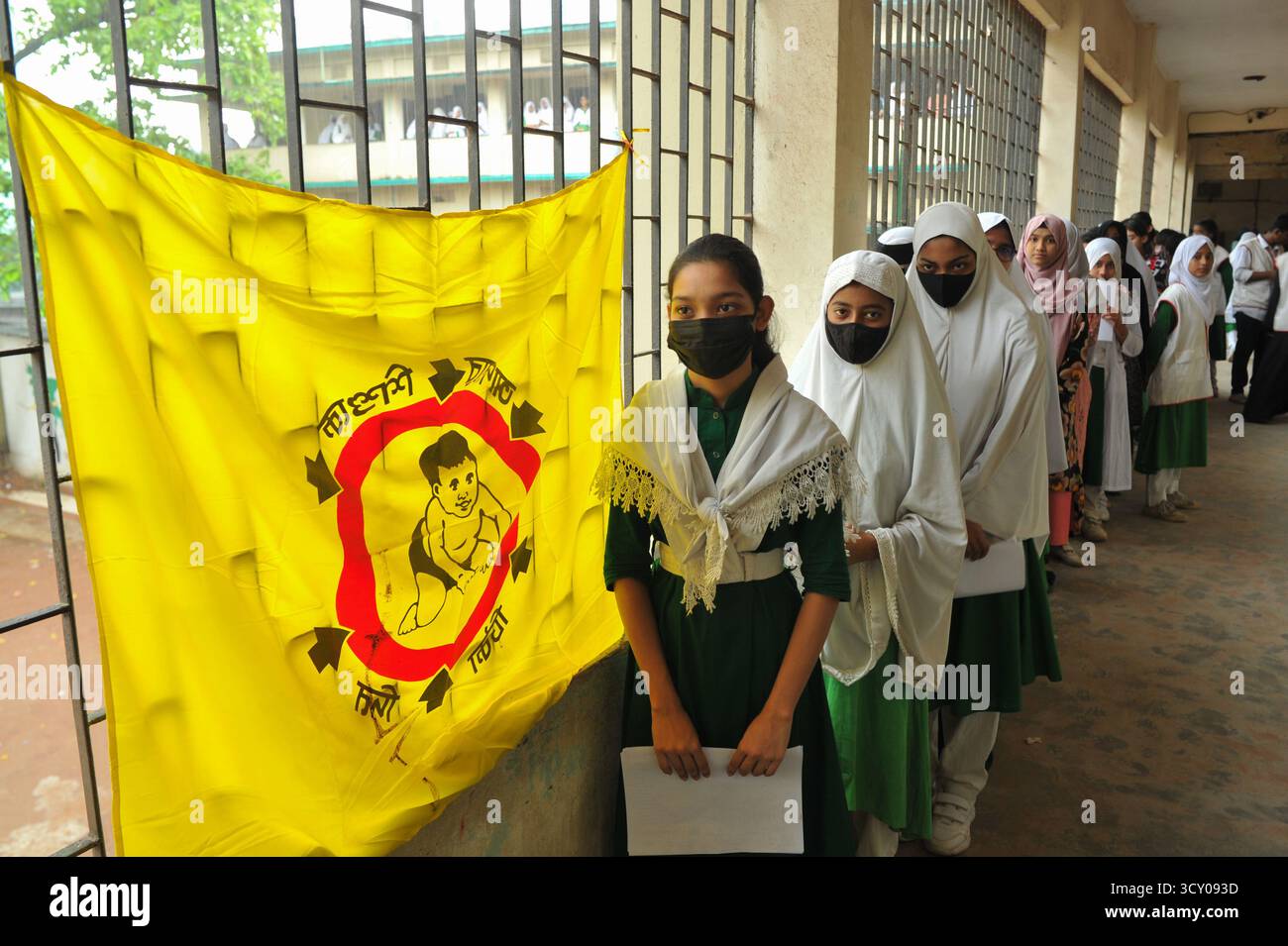 Chattogram, Bangladesch. Oktober 2025. Die Schüler der Rahmania Secondary School stellen sich an, um sich gegen Typhus impfen zu lassen. Zum ersten Mal hat die Regierung von Bangladesch ein nationales Typhus-Impfprogramm gestartet. Die Kampagne zielt darauf ab, rund 49 Millionen Kinder und Jugendliche zwischen 9 Monaten und 15 Jahren kostenlos gegen Typhus zu impfen. Am 16. Oktober 2025 in Chittagong, Bangladesch. (Foto: MD Rafayat Haque Khan/Eyepix Group/SIPA USA) Credit: SIPA USA/Alamy Live News Stockfoto